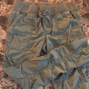 Junior’s army green cargo pants, Medium